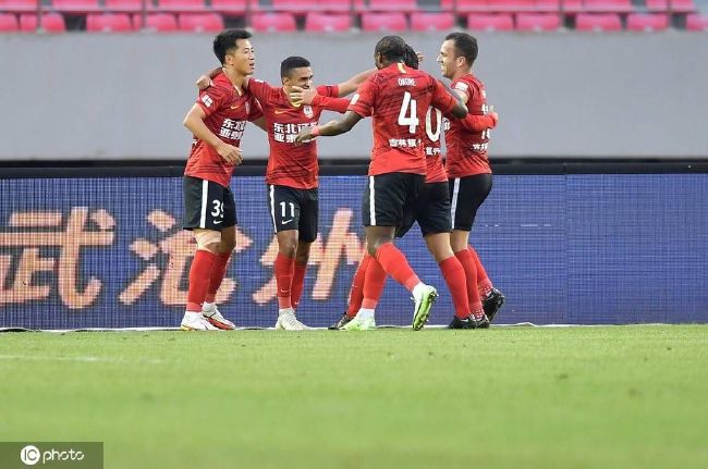 萧海龙叫苦不迭，赶忙道：闭嘴，瞎说什么，以我的身份怎么可能认识洪五爷。